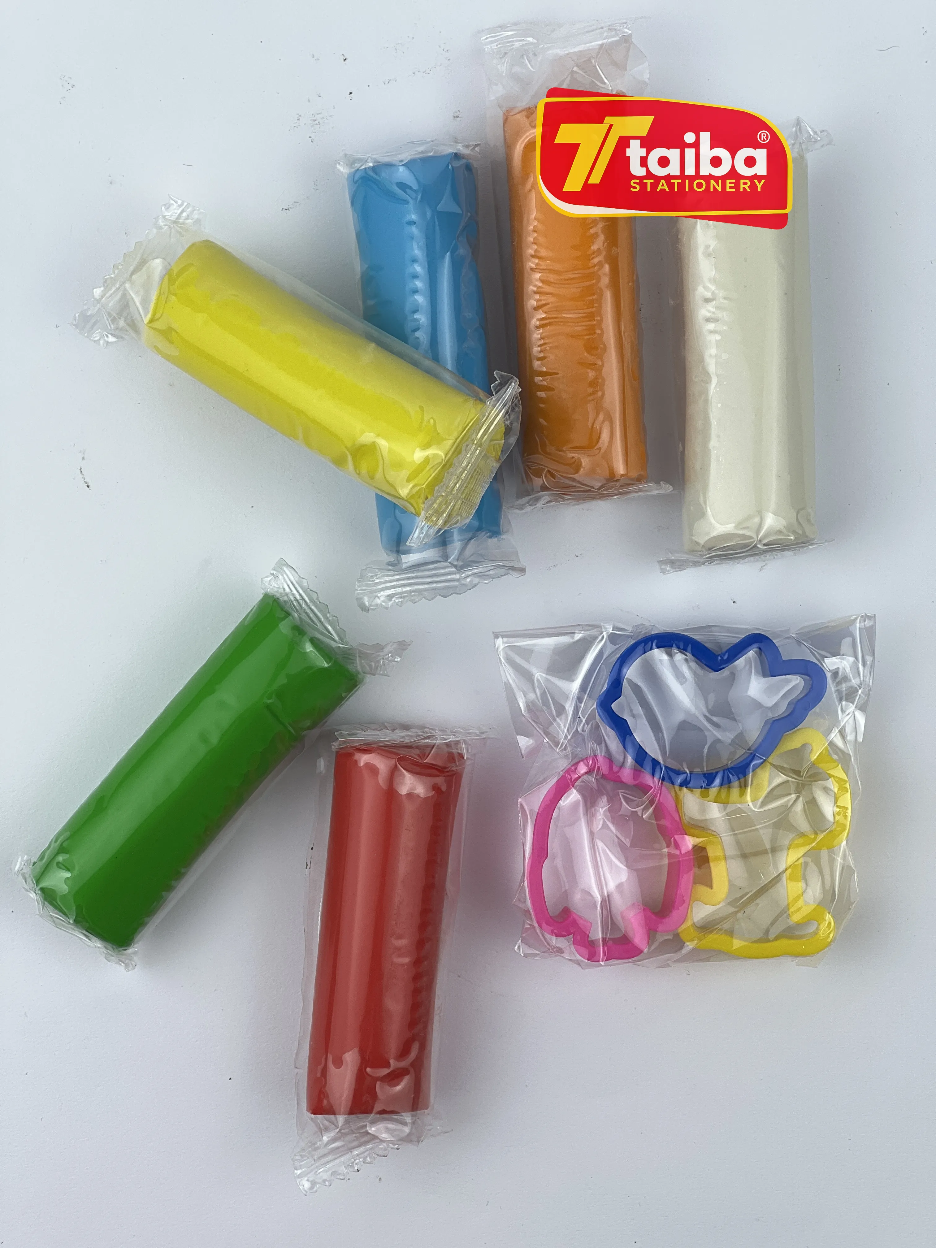 عجينة تشكيل 300 غ 6 ألوان + 3 طوابع تشكيل